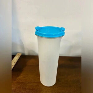 VTG Tupperware Modular Mates Round
#4,30 Oz With Blue Shake & Spoon Out Seal
EUC